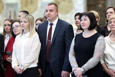 \"Сінявокая, чыстая, прыгожая\". Экскурсанты Дворца Независимости признались в любви к Беларуси