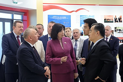 Парламентская делегация КНР посетила \"Першы нацыянальны гандлёвы дом\", Музей истории ВОВ и \"Великий камень\"