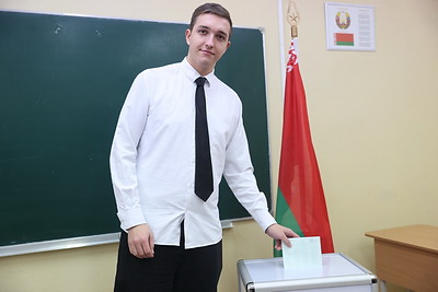 \"Твой голос первый\". Молодые избиратели голосуют на выборах Президента