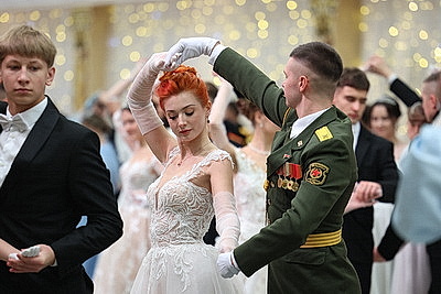 Вальс, кадриль и полонез. Дворец Независимости собрал участников красочного новогоднего бала