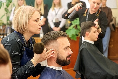 \"Золотые ножницы\" в деле. Более 20 парикмахеров сражаются за победу на конкурсе в Гомеле