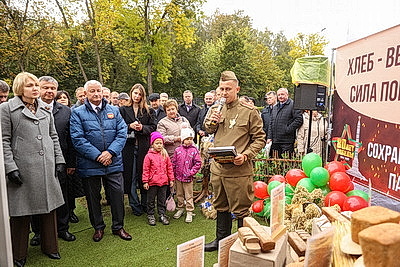 Памятник креветке, выставка караваев и подворий. В Белоозерске проходят \"Дажынкі-2025\"