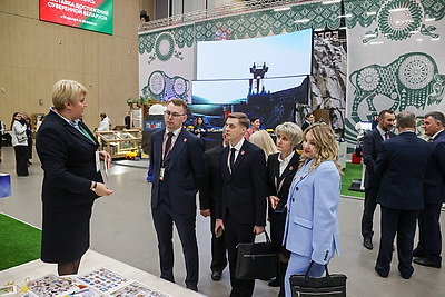 Делегаты ВНС из разных регионов страны посетили выставку \"Моя Беларусь\"