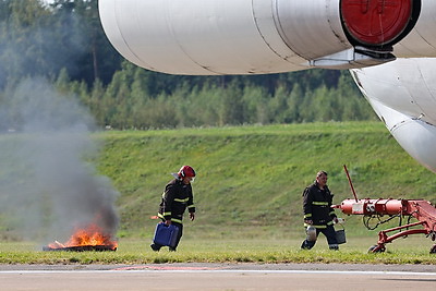 В Национальном аэропорту Минск прошло учение по тушению пожара и спасению людей