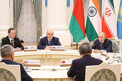 Путин встретился с главами правительств стран ШОС