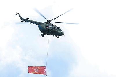 Летчики Беларуси и России провели в Минске тренировку воздушной части военного парада