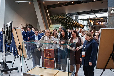 Эскизы знамени партизанской бригады \"Пламя\" представили в Музее истории ВОВ