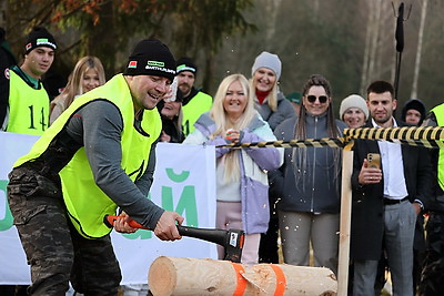 Невероятная атмосфера. Четвертый чемпионат по колке дров среди СМИ проходит в Минском районе