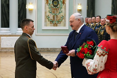 Лукашенко вручил государственные награды и погоны высшему офицерскому составу
