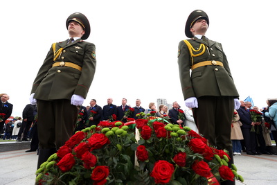 В праздник Первомая состоялось возложение цветов к стеле \"Минск - город-герой\"