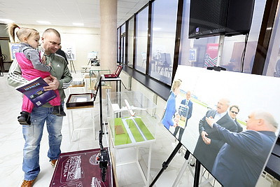 Истории предприятий и судьбы людей. Уникальная выставка подарков Президенту открылась в Солигорске