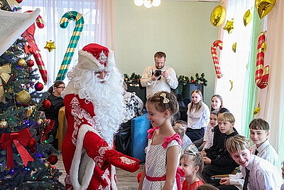 Глава Президентского спортивного клуба поздравил с Новым годом детей из социально-педагогического центра Солигорского района