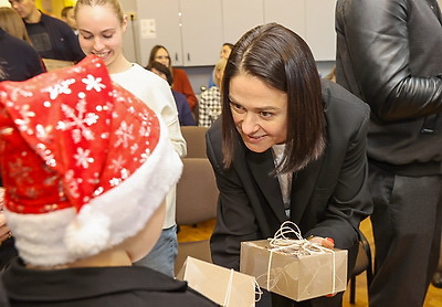 Подарки от большой олимпийской семьи вручили особенным детям из Светлогорска