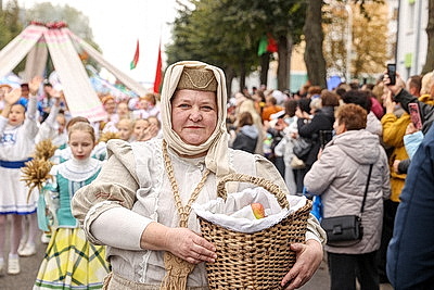 Памятник креветке, выставка караваев и подворий. В Белоозерске проходят \"Дажынкі-2025\"