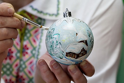 Вытинанки, набивки на ткани, старинные игрушки из дерева. Чему учат детей в Доме ремесел Глубокого