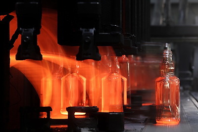 Гибко и эффективно. Как на Гродненском стеклозаводе выпускают сразу два вида продукции на одной линии