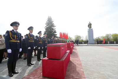 Останки 38 жертв устроенного фашистами геноцида перезахоронили в Бресте