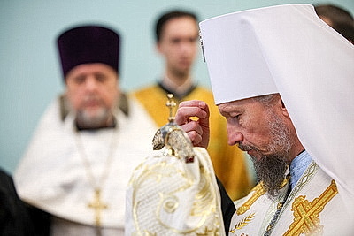 \"Нести радость людям\". Митрополит Вениамин освятил новый корпус социального пансионата \"Вяча\"