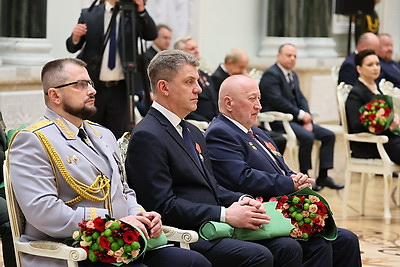 Лукашенко вручил государственные награды заслуженным представителям различных сфер