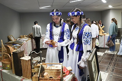 От народных ремесел к культурному коду. \"Белхудожпромыслы\" и БГУИЯ подписали соглашение о сотрудничестве