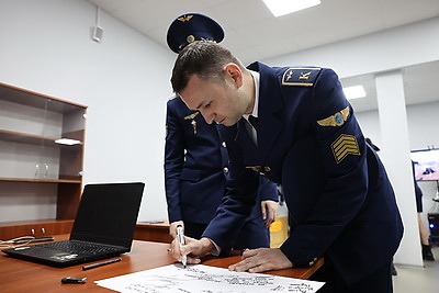 В Белорусской государственной академии авиации прошел госэкзамен для курсантов-пилотов гражданских самолетов