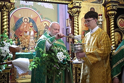 Православные верующие празднуют День Святой Троицы в Гродненском Свято-Рождество-Богородичном женском монастыре
