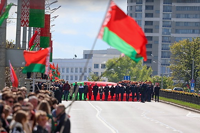 500 м длиной и 9 м шириной. В Минске пронесли самый большой флаг Беларуси