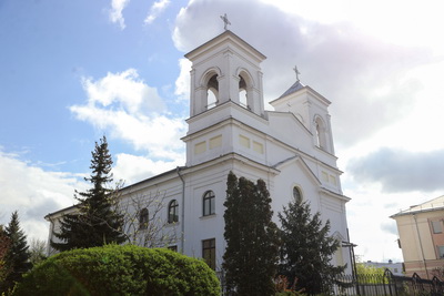 Накануне Пасхи белорусы освящают куличи в храмах и костелах