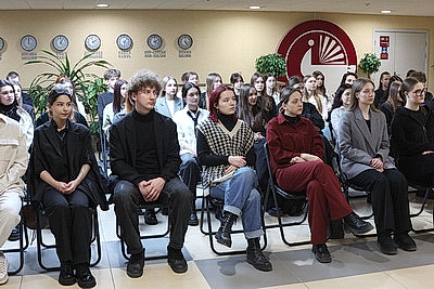 \"Взгляд в будущее\". Выставка БЕЛТА \"Параллельные миры\" представлена в БГУКИ