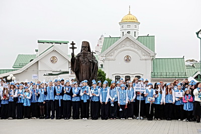 Сотни юных миротворцев собрались в центре Минска на линейку к Международному дню мира