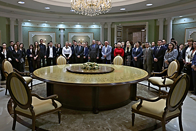 Работники холдинга \"БЕЛСТРОЙЦЕНТР\" посетили с экскурсией Дворец независимости