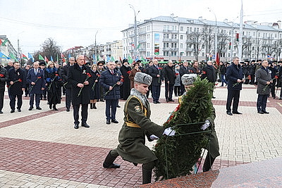 Памятник Рокоссовскому, парад военной техники. В Гомеле почтили память героев-освободителей