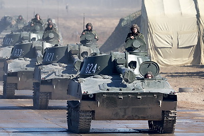 Тренировка парадных расчетов механизированной колонны проходит на аэродроме Липки
