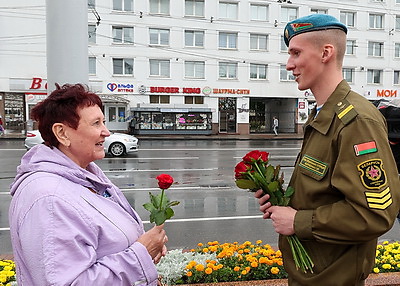 Витебские десантники на улицах города вручили женщинам цветы
