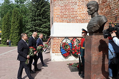 Крутой возложил в Смоленске цветы к Вечному огню в Сквере памяти героев