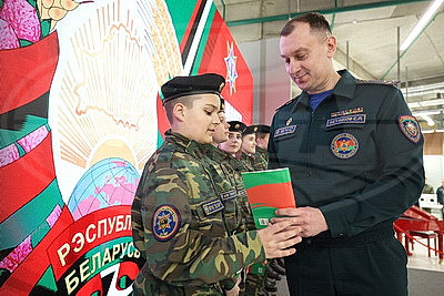 \"Так рождаются истинные патриоты\". Спасатели Минска вручили Конституции 30 ребятам