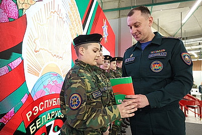 \"Так рождаются истинные патриоты\". Спасатели Минска вручили Конституции 30 ребятам