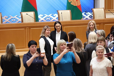 \"Сінявокая, чыстая, прыгожая\". Экскурсанты Дворца Независимости признались в любви к Беларуси