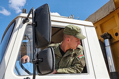 Помощь аграриям в уборке урожая в Мстиславском районе оказывают белорусские военнослужащие