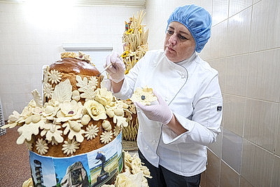 Вкусный и символичный декор. Витебские хлебопеки изготовили главный каравай областных \"Дажынак\"