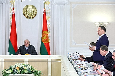 Лукашенко представили два варианта программы пятилетки