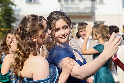 \"Алые паруса\". Бал выпускников прошел в Бресте