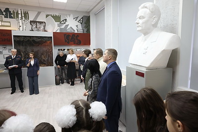 Медаль Героя Советского Союза Василия Козлова передали музею школы №122 в Минске