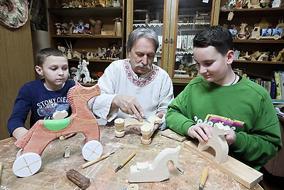 Вытинанки, набивки на ткани, старинные игрушки из дерева. Чему учат детей в Доме ремесел Глубокого