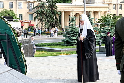 Святейший Патриарх Кирилл возложил венок к монументу Победы в Минске