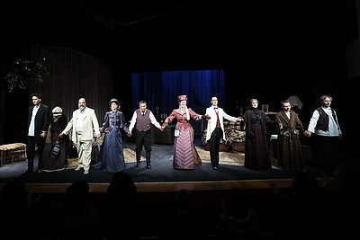 Спектакль \"Волки и овцы\" в рамках гастролей представили российские артисты на сцене молодежного театра