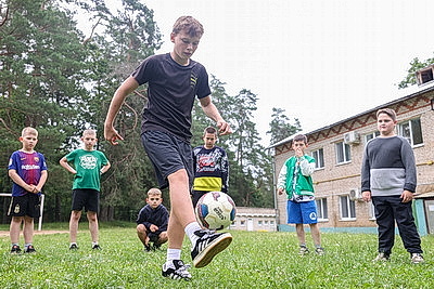 Спорт для сильных духом. С тренером хоккейного клуба \"Динамо Джуниверс\" встретились воспитанники лагеря \"Оптимист\"