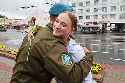 Витебские десантники на улицах города вручили женщинам цветы