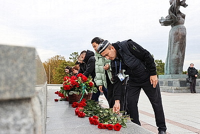 Участники молодежного форума СНГ и ЕАЭС возложили цветы к стеле \"Минск - город-герой\"