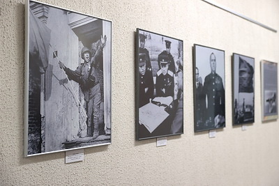 История в фотографиях и пронзающем слове. В Брестской крепости открыли две выставки к юбилею Победы